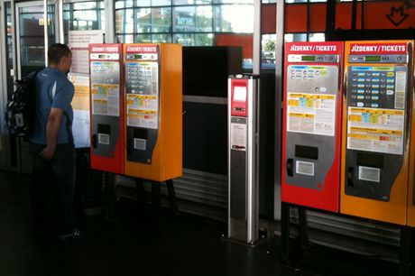 public-transport-ticket-machines-Prague
